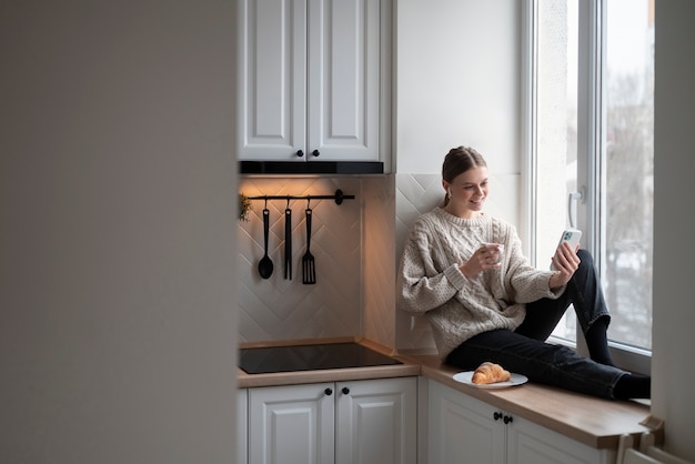 Дизайнерский кухонный гарнитур в минималистичном стиле с удобным расположением ящиков и шкафов